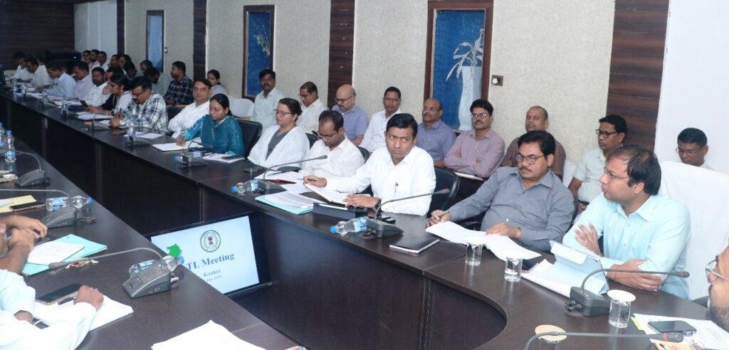 कलेक्टर ने समय-सीमा बैठक लेकर की योजनाओं के क्रियान्वयन की समीक्षा