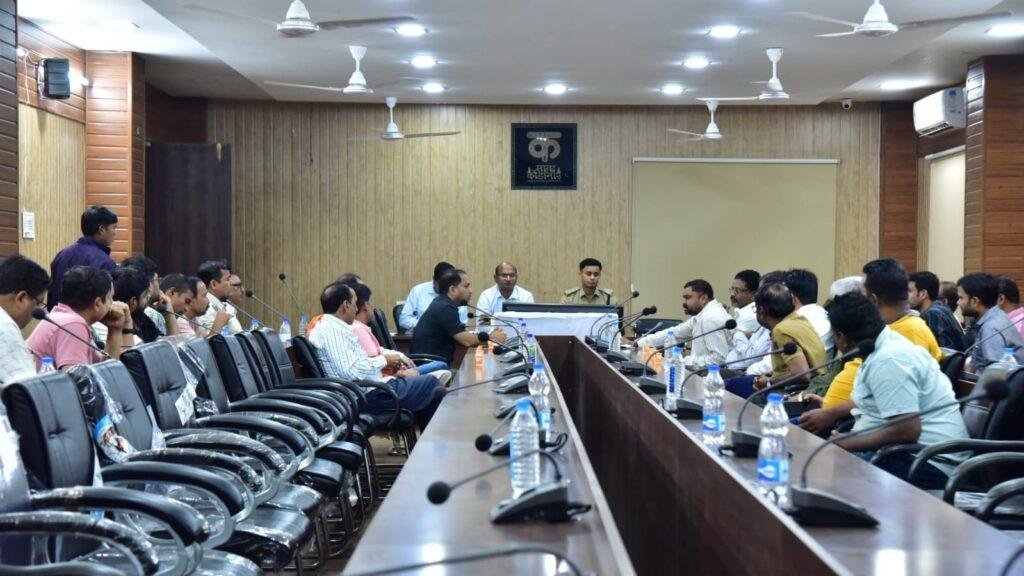 नये बस स्टैण्ड के सुचारू संचालन हेतु जिला कार्यालय में हुई बैठक
