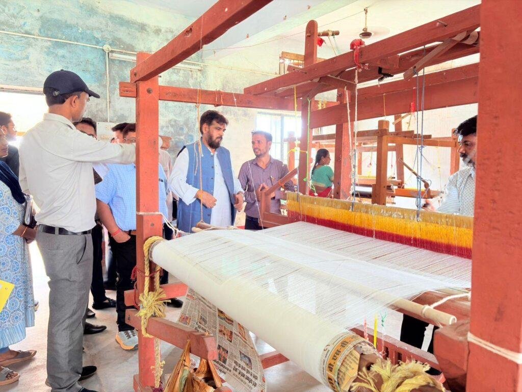 ग्रामोद्योग कार्यों का निरीक्षण कर बोर्ड अध्यक्ष ने की सराहना, जिले में नई इकाइयों की स्थापना पर मंथन