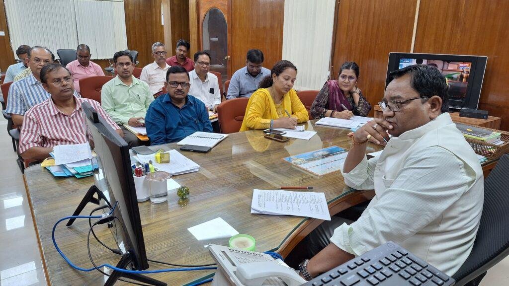 कमिश्नर बस्तर श्री डोमन सिंह ने वीडियो कांफ्रेंसिंग के जरिए ली भैरमगढ़- नरहरपुर सहित माकड़ी एवं बकावण्ड ब्लॉक के अधिकारियों की बैठक