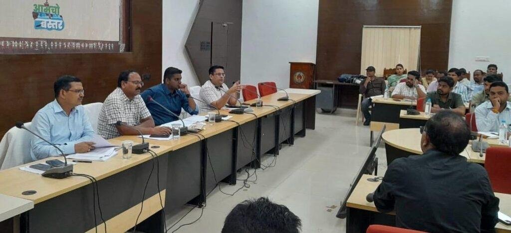 कलेक्टर ने लिया राजस्व अधिकारियों की बैठक
