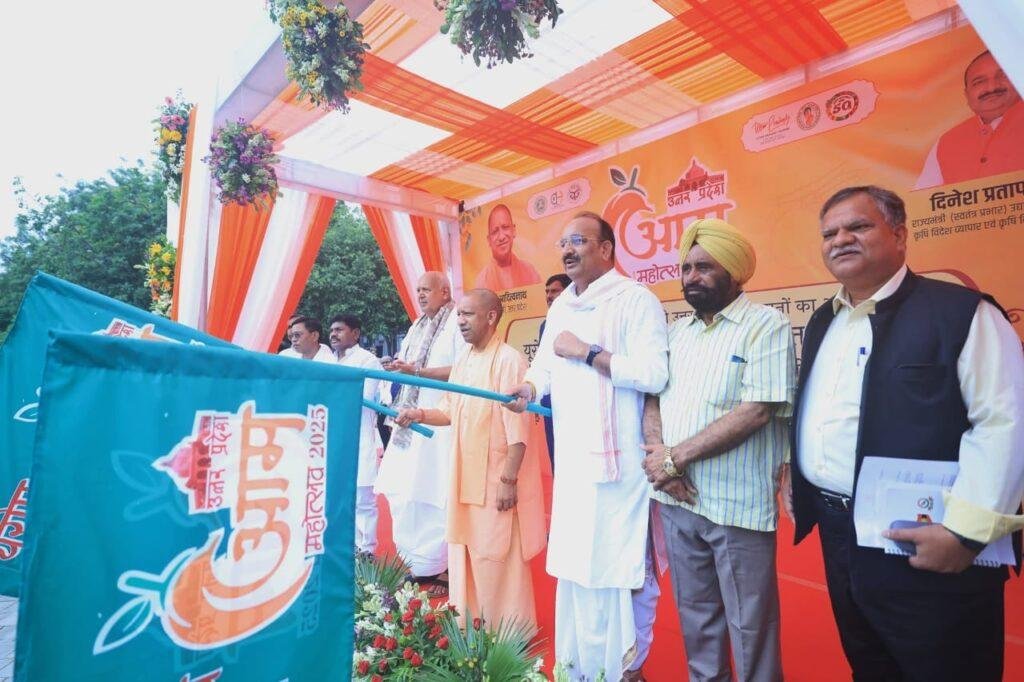 उत्तर प्रदेश आम महोत्सव-2025’ के शुभारंभ कार्यक्रम के अवसर पर माननीय मुख्यमंत्री जी के साथ लंदन
