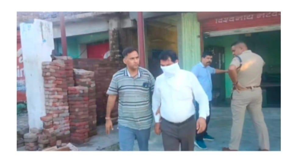 उत्तराखंड सरकार की जीरो टॉलरेस नीति का असर, सहायक चकबंदी अधिकारी विनोद कुमार रिश्वत लेते गिरफ्तार,