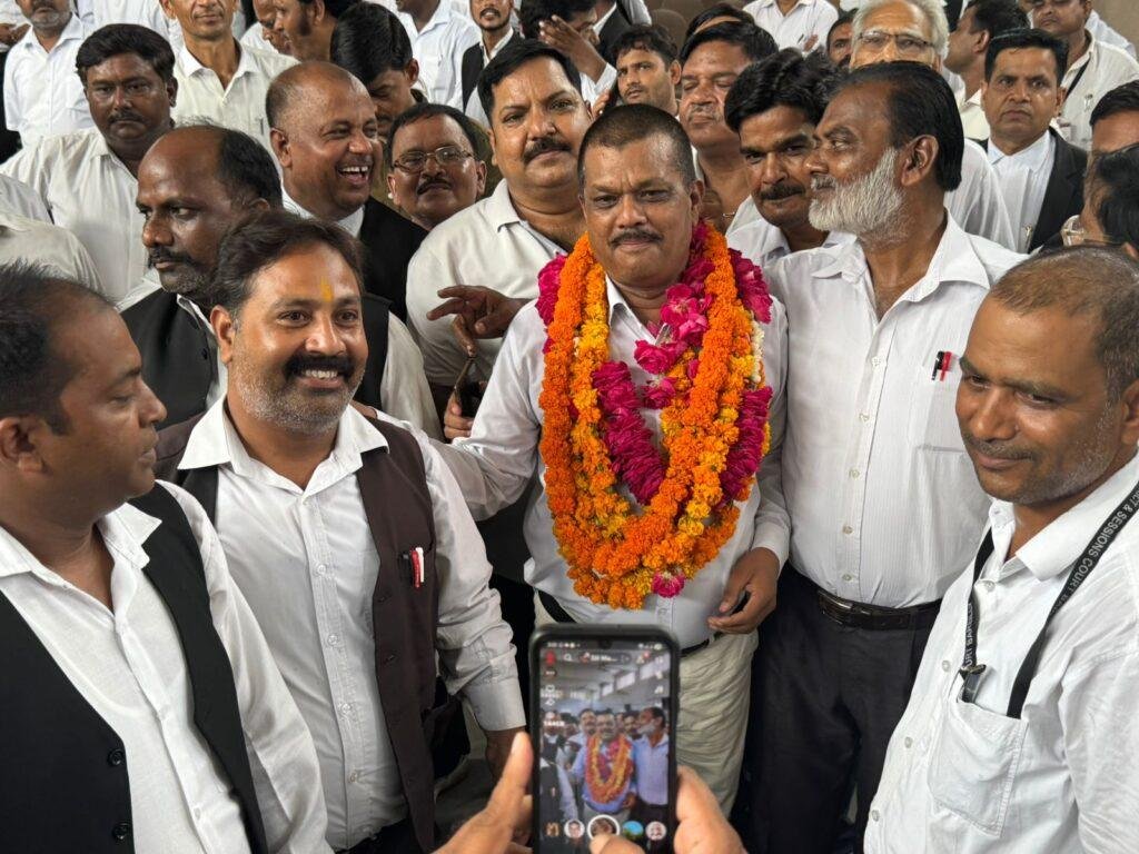 बार एसोसिएशन के सचिव पद हेतु अंगन सिंह एडवोकेट ने अपने समर्थकों के साथ कराया नामांकन