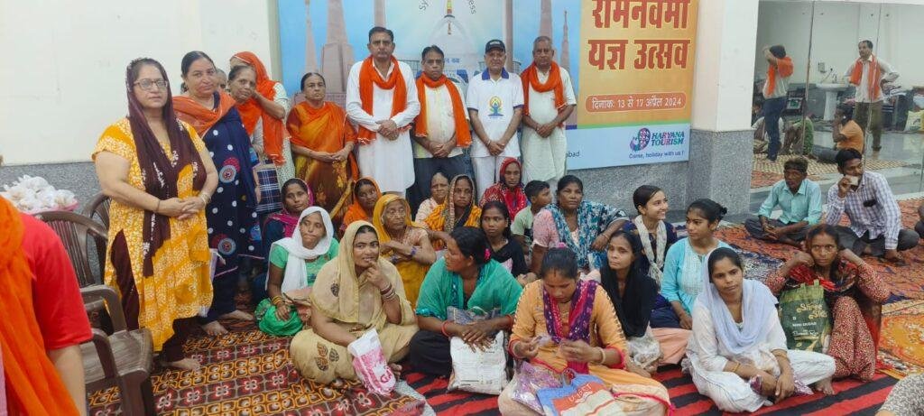 200 जरुरतमंद महिलाओं को नकद राशि व सामान देकर की मदद