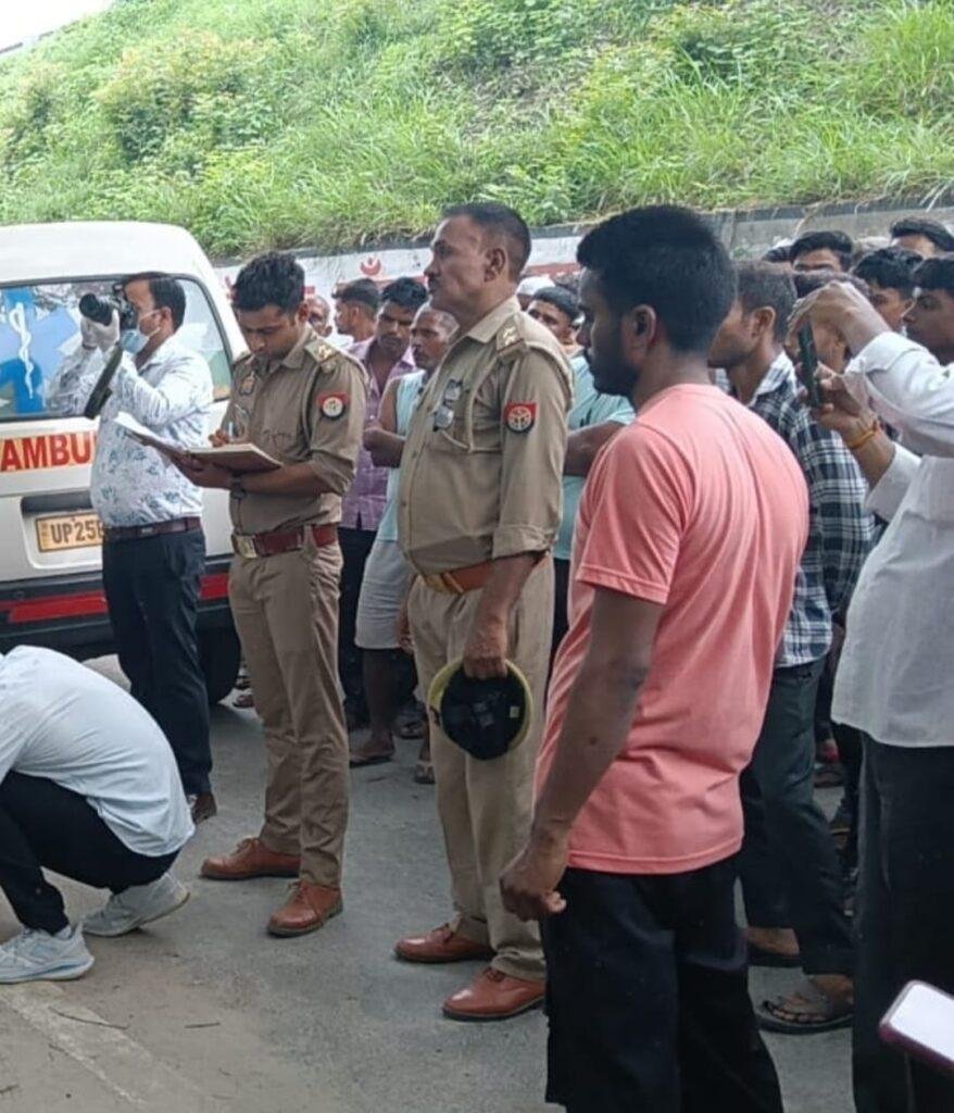 हाईवे किनारे पेड़ से लटका मिला शव, पुलिस ने पंचनामा की कार्रवाई कर पोस्टमार्टम को भेजा शव