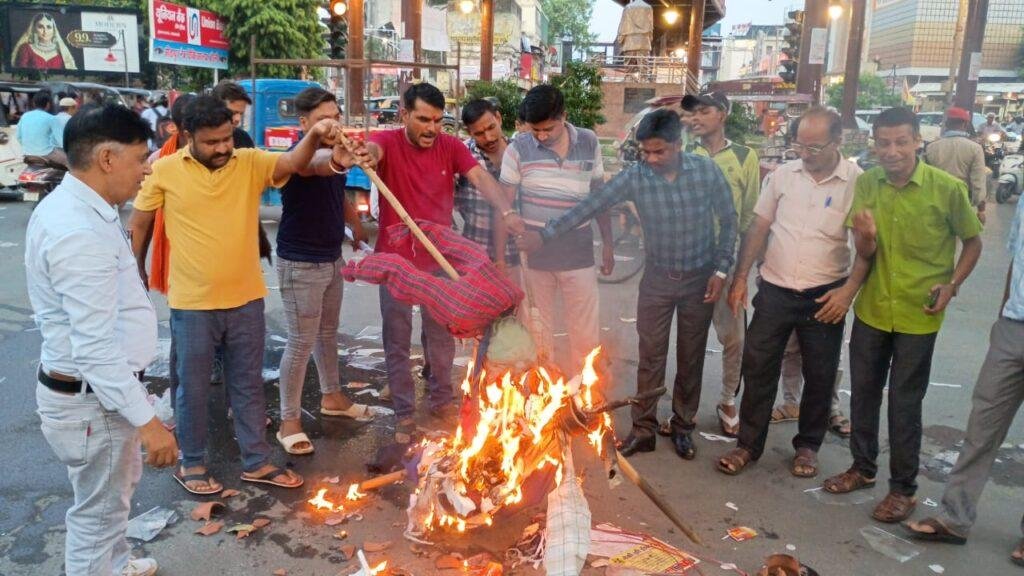 हिंदी विरोध पर भड़की शिवसेना राज ठाकरे एवं उद्धव ठाकरे का फूंका पुतला