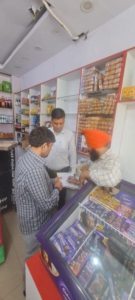 गंदगी फैलाने व पॉलीथिन का प्रयोग करने पर नगर परिषद ने 49 दुकानदारों के किए चालान