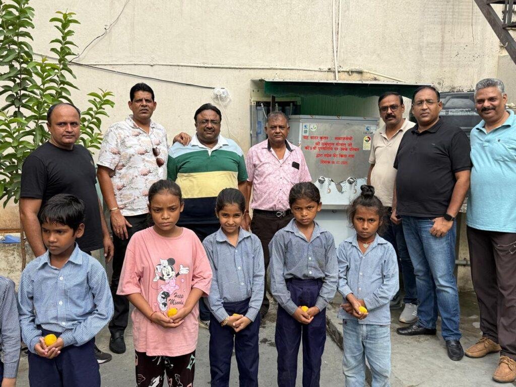 समाजसेवी धर्मपाल गोयल की पुण्यतिथि पर उनके बच्चों ने राजकीय विद्यालय को भेंट किया वाटर कूलर