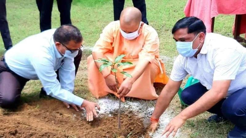 एक पेड़ मां के नाम थीम पर आज आज़मगढ़ के केरमा में मुख्यमंत्री जी के साथ दो सौ लोग एक साथ करेगें वृक्षारोपण