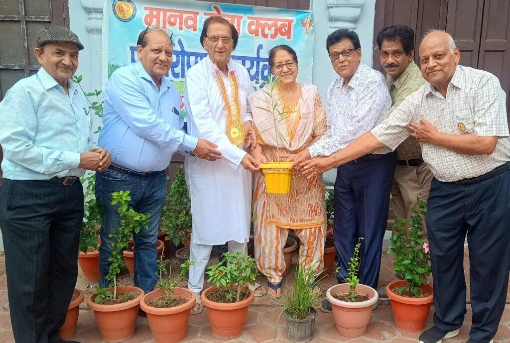 पौधों की सेवा माँ की तरह करें : वसीम बरेलवी ,वसीम बरेलवी ने लगाया एक पौधा मां के नाम