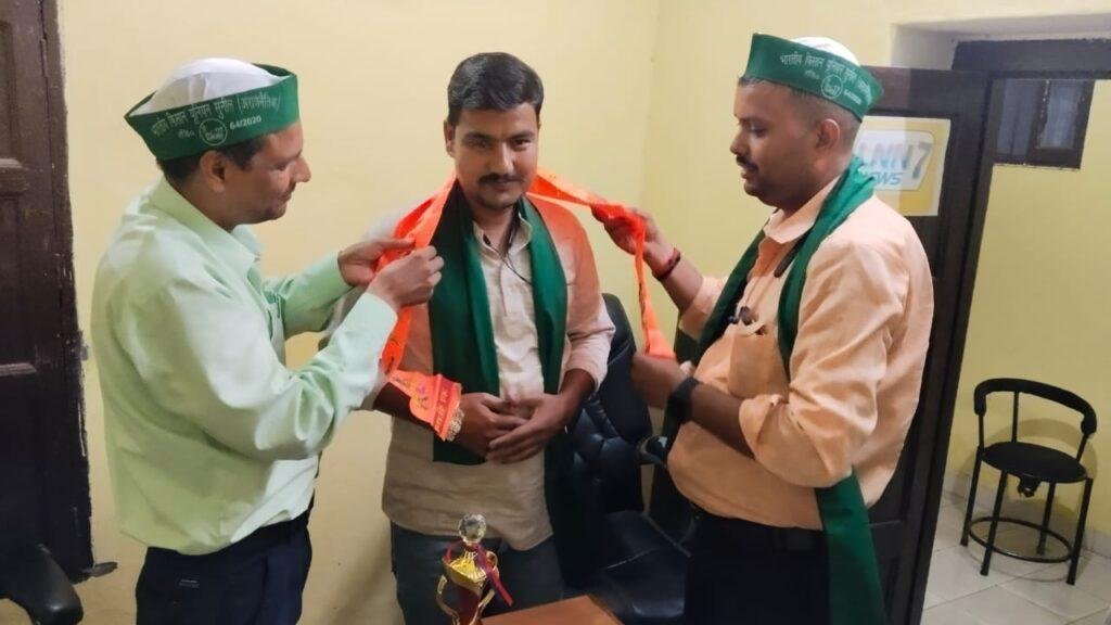 भारतीय किसान यूनियन ( सुनील) बरेली के प्रदेश अध्यक्ष एवं उनकी टीम द्वारा मथुरा से बरेली पहुंचे अमर उजाला के पत्रकार का बरेली में किया गया भव्य स्वागत