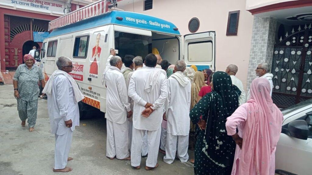 नवीन जिन्दल फाउंडेशन द्वारा साधुराम आश्रम में 117 लोगों को दवाइयां वितरित की गई
