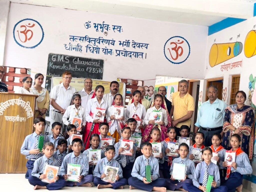 भारत विकास परिषद द्वारा जरूरतमंद बच्चों को पाठ्य सामग्री वितरित की गई