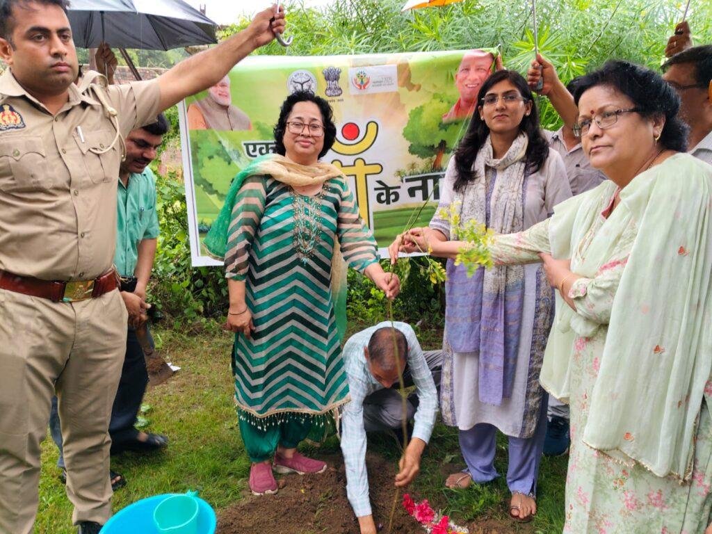 इनर व्हील क्लब ऑफ ग्लोरी प्लस की तरफ से मानसिक चिकित्सालय में “एक पेड़ मां के नाम” कार्यक्रम का हुआ आयोजित
