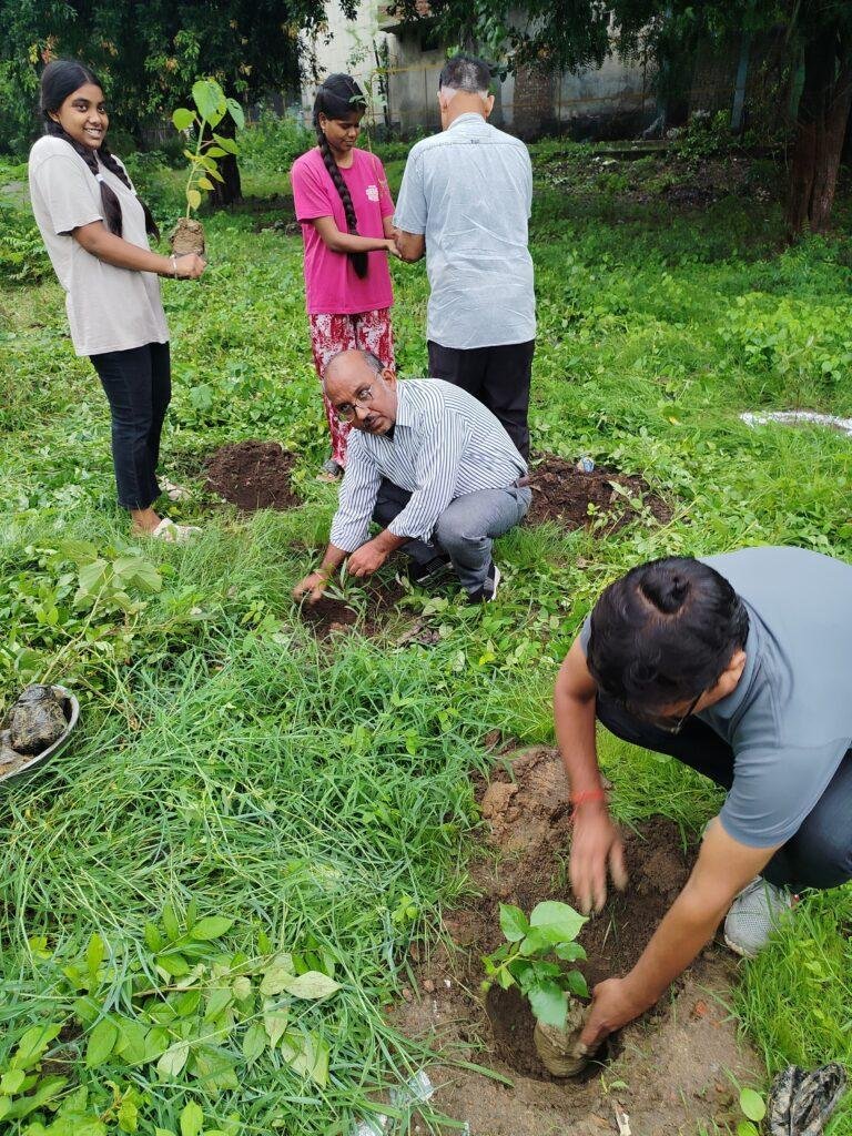 सुभाष नगर के श्री तपेश्वरनाथ मंदिर के तपेश्वरनाथ वाटिका में “एक पेड़ मां के नाम” कार्यक्रम का हुआ आयोजन