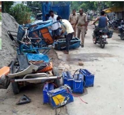 ई रिक्शा अर्टिगा कार में जोरदार टक्कर ई रिक्शा चालक की मौत तीन की हालत गंभीर