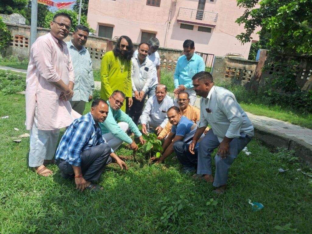 एक पेड़ मां के नाम पर लगाए पर्यावरण शुद्ध तो मानव स्वस्थ के साथ पौधे संरक्षण की शपथ ली