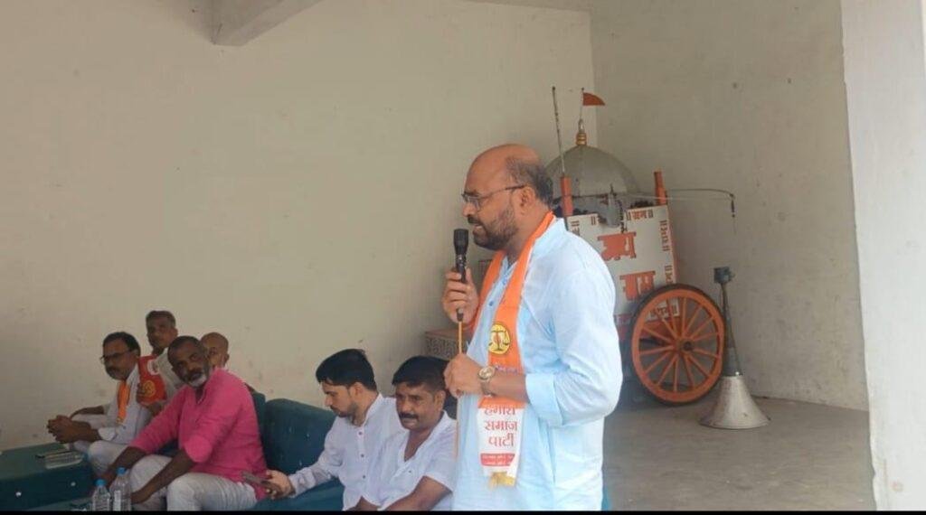बिलरियागंज में बैठक, आरोपियों के गिरफ्तारी की मांग