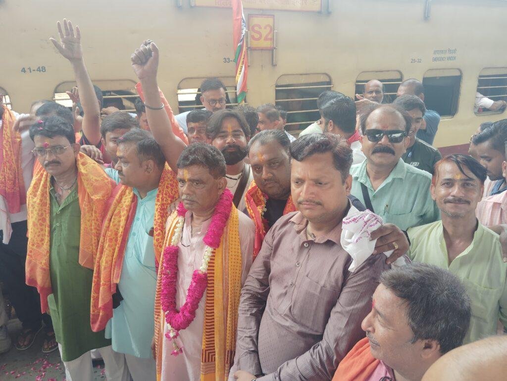 दो सौ कांवरियों का जत्था उज्जैन महाकाल जल अभिषेक करने के लिए हुआ रवाना