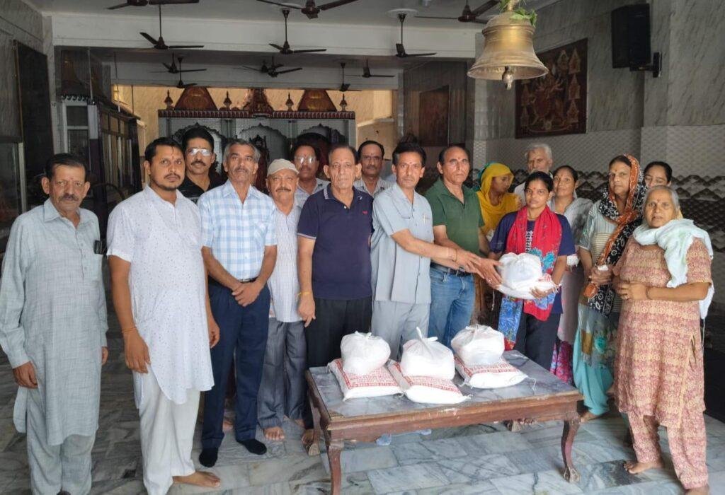 सियाराम वेलफेयर सोसाइटी के सदस्यों की ओर से 21 जरूरतमंद महिलाओं को जुलाई महीने का राशन किया गया वितरण