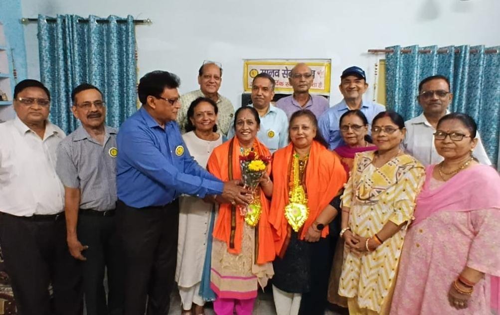 मानव सेवा क्लब की दो महिला सदस्य अमर नाथ की यात्रा पर रवाना