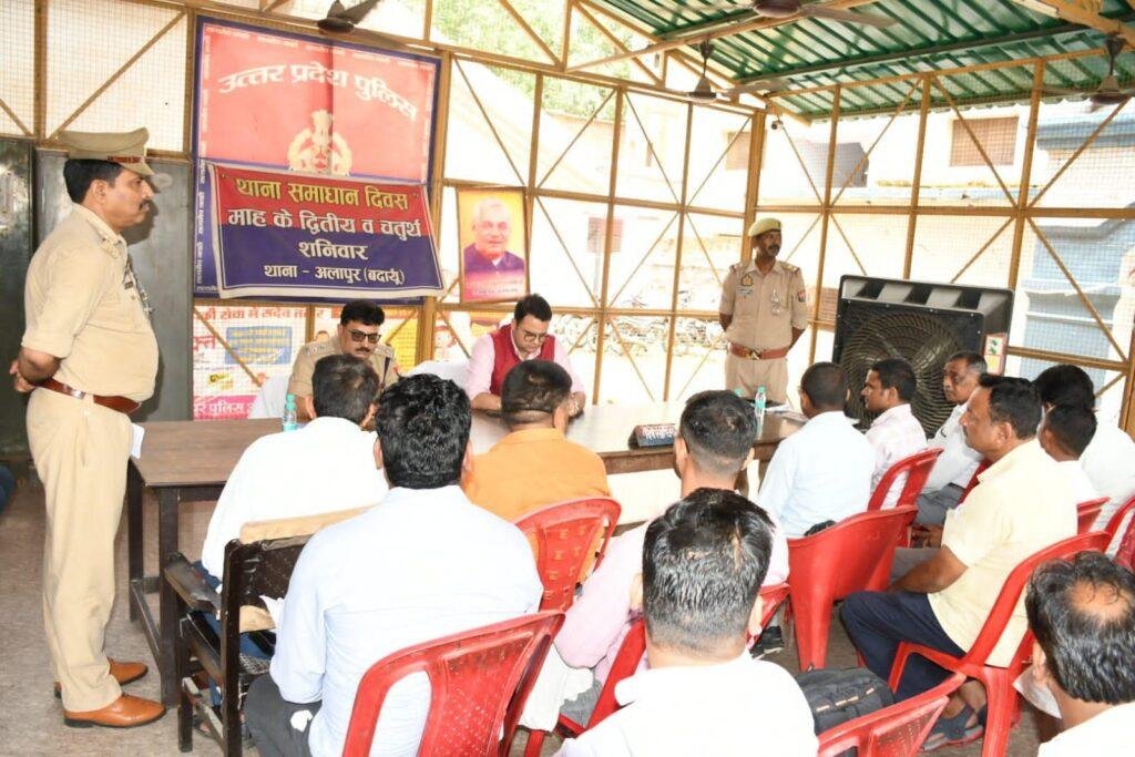 डीएम की अध्यक्षता में थाना अलापुर में हुआ थाना समाधान दिवस का आयोजन