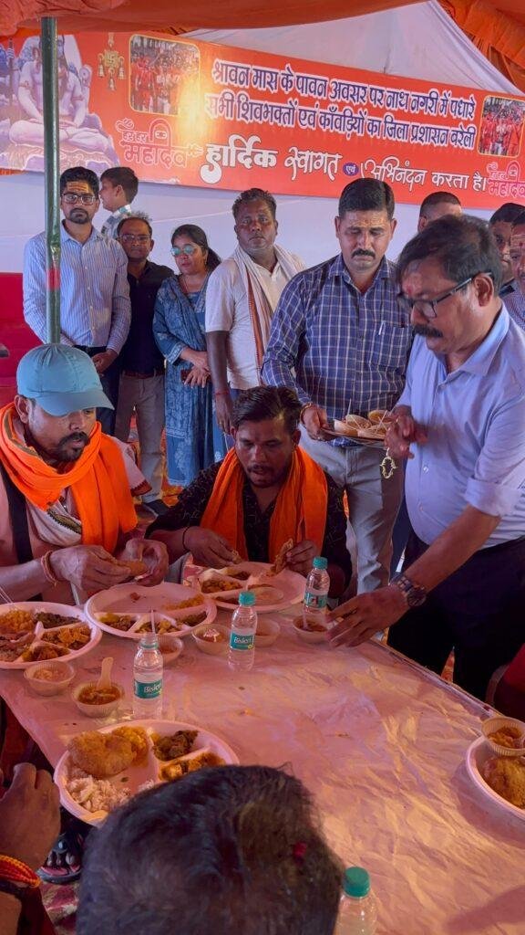 ग्राम नितोई एवं रामगंगा में शिव प्रतिमा का पूजन कर, कांवड़ियों का माल्यापर्ण कर आयोजित भंडारे में प्रसाद किया गया वितरण