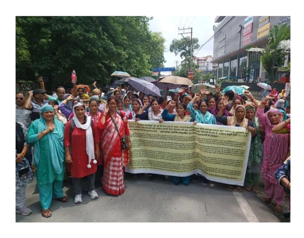 एलयूसीसी फ्रॉड: निवेशकों का सीएम आवास कूच, महिलाओं का फूटा गुस्सा