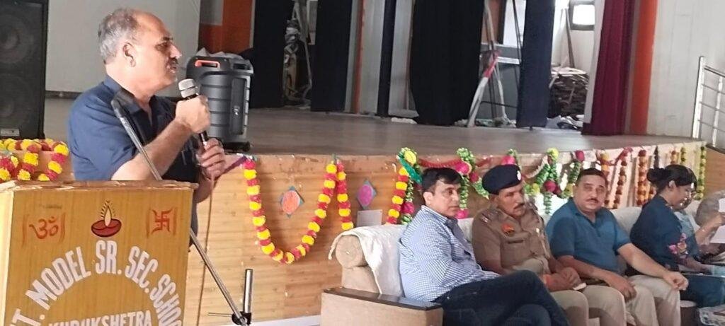 विद्यालय शिक्षा के केंद्र के साथ-साथ विद्यार्थियों के समग्र विकास का सशक्त मंच: विनोद कौशिक