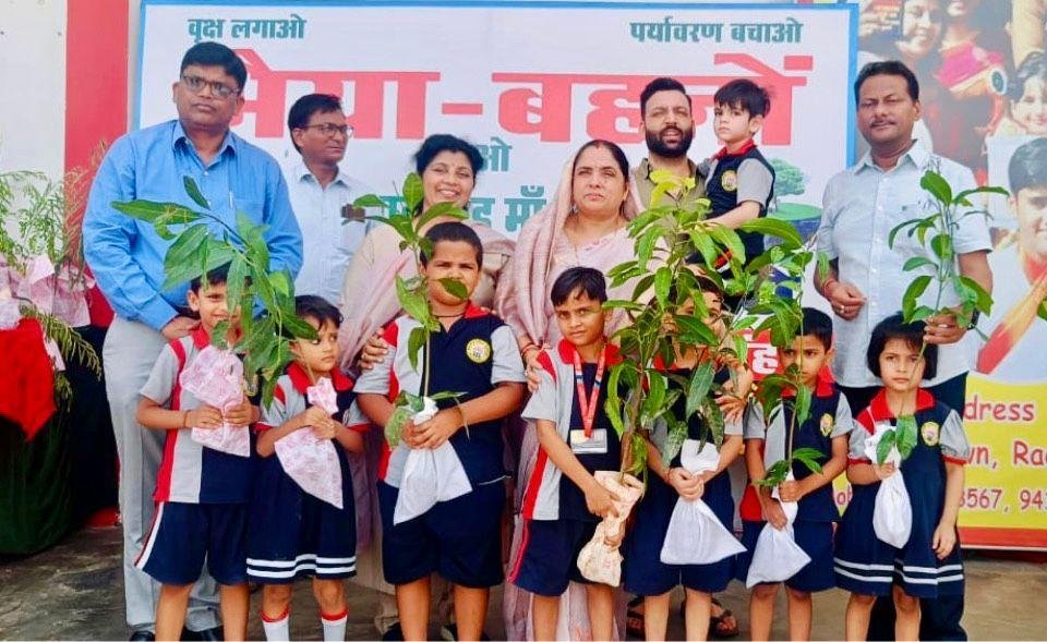 पर्यावरण संतुलन के लिए राइज़िंग चाइल्ड स्कूल में 1175 पौधे वितरित