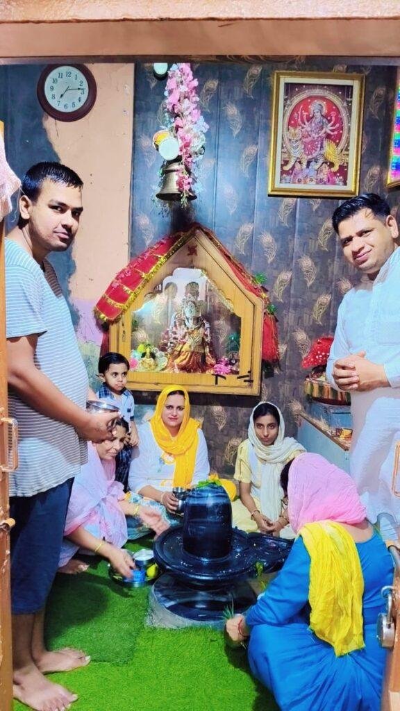 सावन के पहले सोमवार को शिव शक्ति मंदिर में लगा भक्तों का तांता
