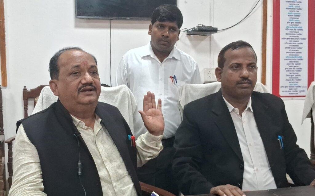 थाना अध्यक्ष के विरोध में अधिवक्ता रहे कार्य से विरत रहे