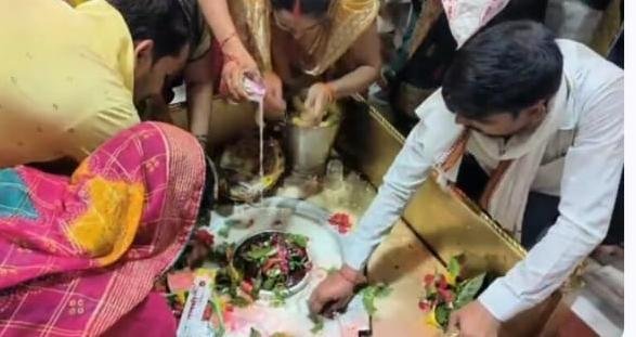 सावन के पहले सोमवार को शहर में शिवालय में हुआ जिला अभिषेक उमड़ी रही भीड़