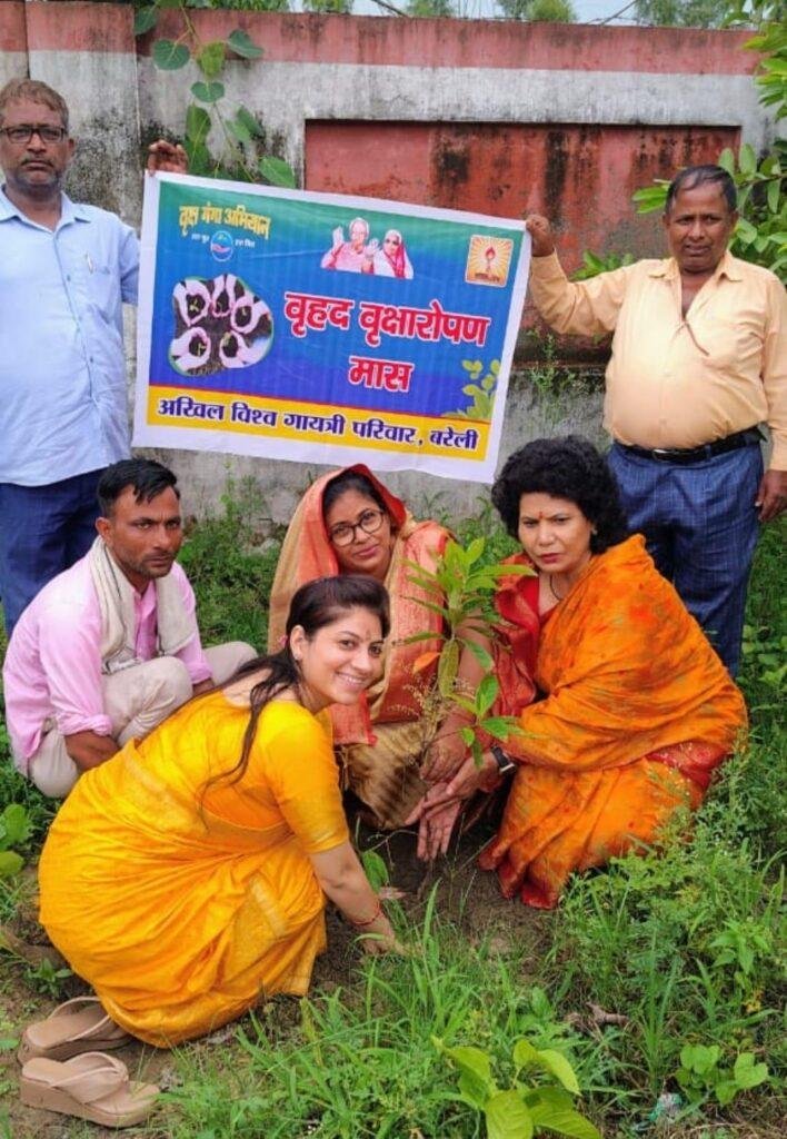 अखिल विश्व गायत्री परिवार से जुड़े वरिष्ठ पदाधिकारी ने किया पौधारोपण