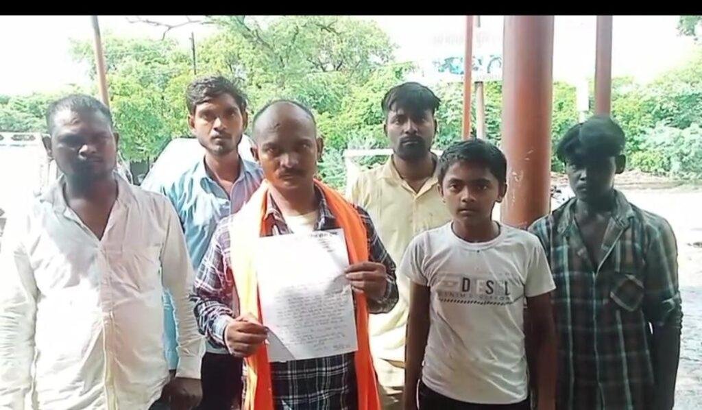 जय बोलबम कांवरिया,सेवा ट्रस्ट सलोन देहात के रहने वाले जय बोल बम कांवरिया सेवा ट्रस्ट के संस्थापक में एसडीएम सलोन को दिया ज्ञापन
