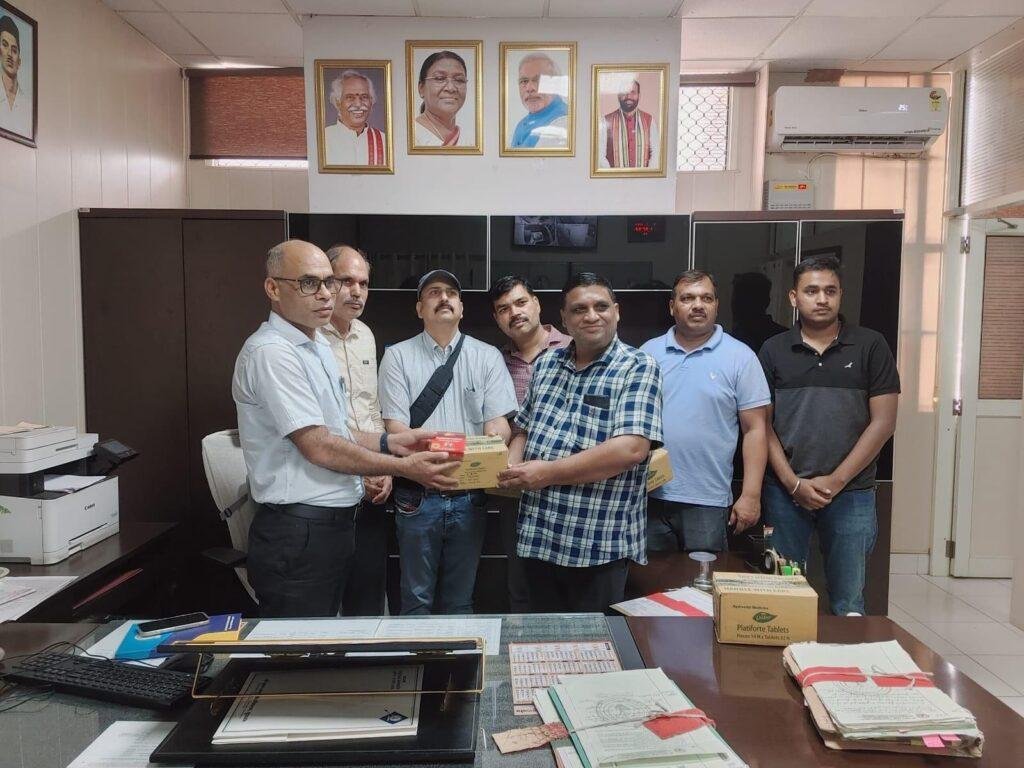 आयुष विश्वविद्यालय में सेवा ट्रस्ट यूके ने वितरित की प्लेटीफॉल्ट टैबलेट