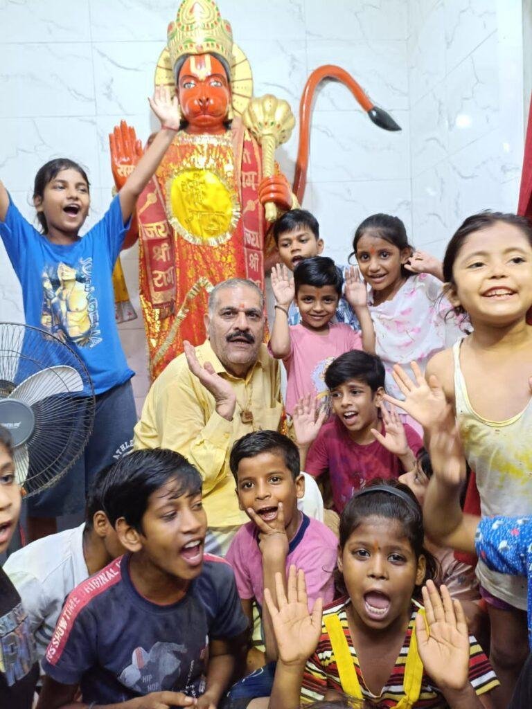 चौरहा वाली मठिया दक्षिण मुखि हनुमान जी मंदिर में मंगलवार को भजन संग्रह श्री हनुमान चालीसा पाठ का किया आयोजन