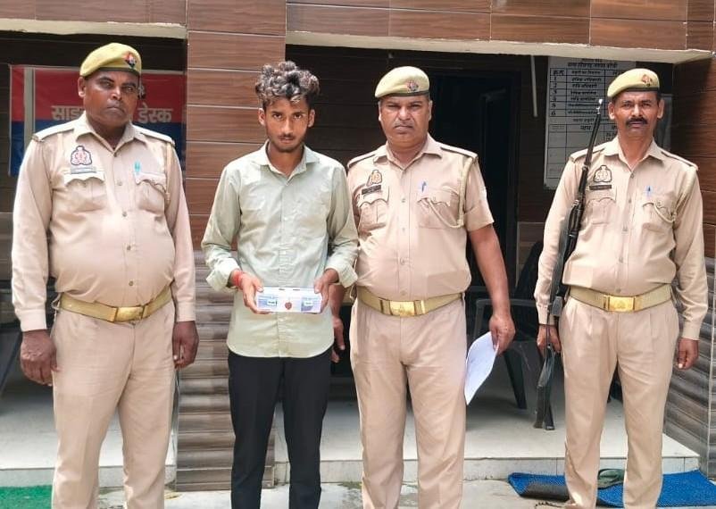 थाना शीशगढ पुलिस द्वारा एक अभियुक्त को एक तमन्चा 315 बोर व 01 जिन्दा कारतूस 315 बोर के साथ किया गया गिरफ्तार