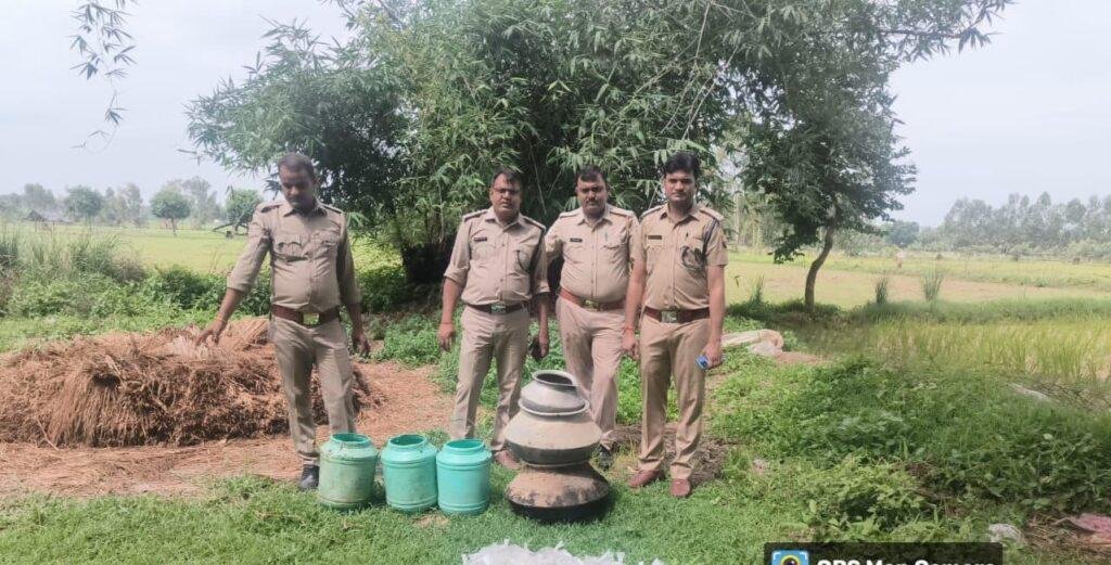 दबिश के दौरान 23 लीटर अवैध कच्ची शराब एवं 120 किलो लहन बरामद