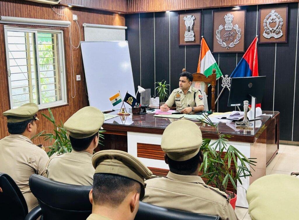 पुलिस अधीक्षक नगर बरेली द्वारा शहर क्षेत्र के चौकी प्रभारियों के साथ की गई समीक्षा गोष्ठी