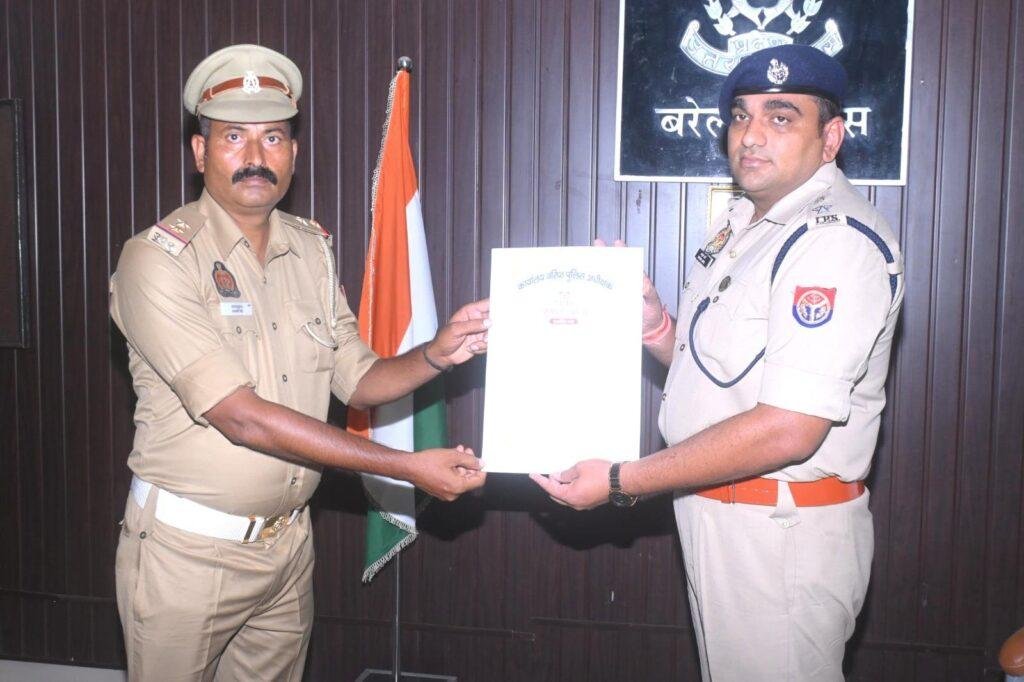 बरेली यातायात पुलिस की सूझबूझ और तत्परता ने ऑटो चालक को दी नई जिंदगी, वरिष्ठ पुलिस अधीक्षक द्वारा पुलिस कर्मियों को पुरस्कार व प्रशस्ति पत्र से किया सम्मानित