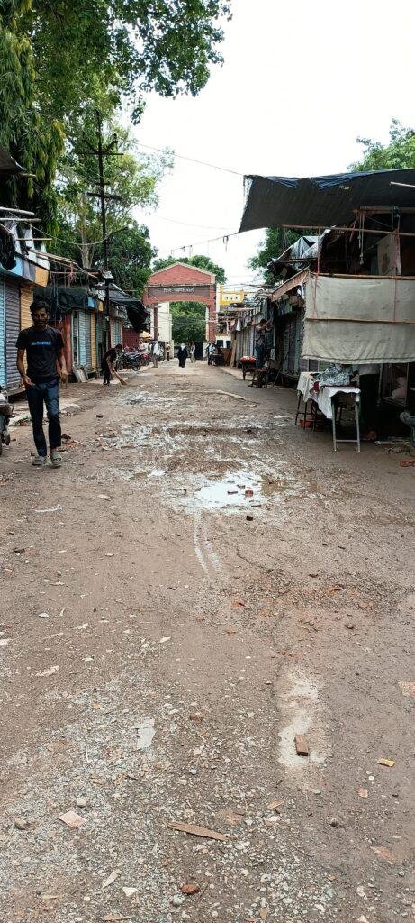 इंद्रा मार्केट में गड्डो से कब मिलेगी मुक्ति, राहगीरों का निकलना हुआ दुश्वार