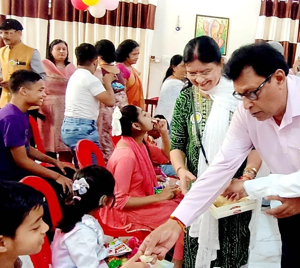 मन्द बुद्धि बच्चों का हुआ गीत-संगीत का कार्यक्रमबच्चों को बांटे फल और मिठाई