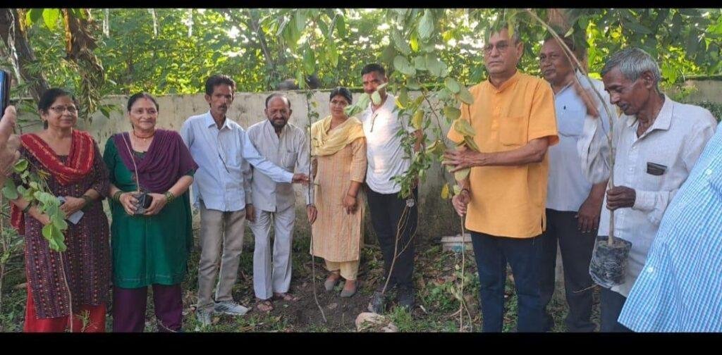 देहरादून: “हरेला का त्यौहार मनाओ, धरती मां का कर्ज़ चुकाओ