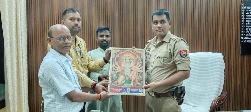 राष्ट्रीय मानव अधिकार एसोसिएशन एवं नागरिक एकता समिति द्वारा देवरनिया थानाध्यक्ष को किया सम्मानित