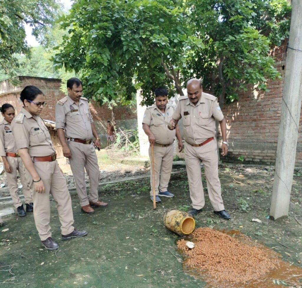 दबिश के दौरान लगभग 85 लीटर अवैध कच्ची शराब बरामद की गई तथा लगभग 550 किलोग्राम महुआ लहन मौके पर नष्ट किया