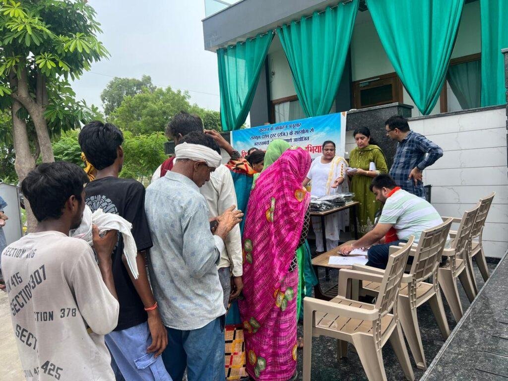 सतयुग दर्शन ट्रस्ट ने जरूरतमंदों को भोजन वस्त्र एवं आर्थिक सहायता वितरित की