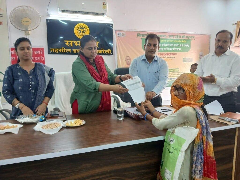एडीएम फाइनेंस द्वारा अंत्योदय कार्ड बनवाने की फरियाद लेकर आई महिला का बनवाया गया अंत्योदय कार्ड