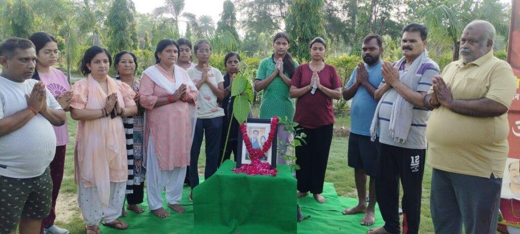 राकेश-सोनम की स्मृति में पौधरोपण कर दी श्रद्धांजलि पेड़ बनकर जीवित रहें मेरी संतानों की स्मृतियां : महेंद्र अग्रवाल